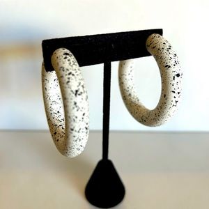 80’s VINTAGE Splatter Painted Black & White
Chunky Ceramic Hoop Post Earrings.